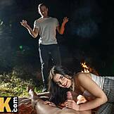 Hunt4K: Chloe Hearts szűk puncija nyilvánosan baszva a barát előtt