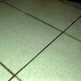 Vaalea 18-vuotias isolla pillulla ja perseellä masturboi koulussa, sitten saa pillun sukelluksen ja purskahduksen kosteasta pillustaan