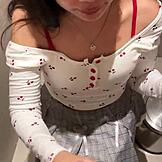 Gadis Asia 18 tahun bagi blowjob di tandas awam, berakhir dengan cumshot besar di mukanya