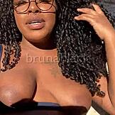 Olen nuori 18+ musta tyttö, masturboin kermaisen pilluni kotona joi