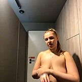 Ung 18+ opplever ekstrem scene med leker og dildo i garderobe