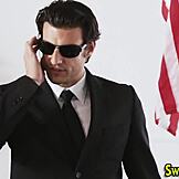 Tinejdžerka u kancelarijskoj uniformi dobija spermu u usta od kurca