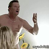 Üvey kızının arkadaşı tarafından baştan çıkarılıyor, çok sıcak!