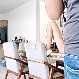 Muž gleda stranca kako jebe njegovu ženu s uskom pičkom