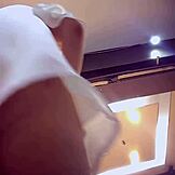 Fată adultă în fustă cu chiloți mov, vedere upskirt