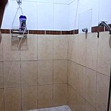 Pacar aku mandi tapi aku sembunyiin kamera di kamar mandi dan tangkap dia masturbasi sambil mengerang!