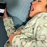 Enteada seduz padrasto com peitos grandes, boquete e foda interracial montando. Brasileira curvilínea dona de casa tem orgasmo com pauzão em close-up caseiro.