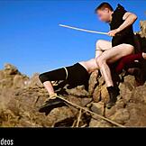 Küçük Sert Boyun Eğen Masohist Brooke Johnson Sert Dayaktan Sonra Çiş İçiyor, Yüz Oturma Rimjob Çöl Kayalarında