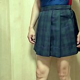 Okul mayosu meniyle ve çişiyle ıslanmış, parlak anal tıpaç önerici şekilde sokulmuş