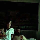 Kawan perempuan kecil selingkuh kongkek dan hisap rakan lelaki dalam pertemuan pertama dengan kote besar.