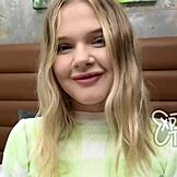 La rubia petite adolescente 18+ Rylee de 85 lbs da mamada POV descuidada en sofá de casting