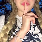 Provokatívne sa stratím v džungli a dotýkam sa svojej chutnej ružovej pičky a krásnych prírodných cíci, ale čo keď niekto sleduje?