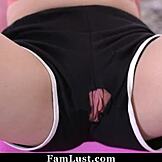 Torej ta majhna 18+ pastorka začne flashati svojo pičko prav pred pastorjem med treningom. Stvari se hitro segrejejo v tem družinskem fantazijskem trenutku.