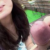 Japońska suka obciąga na balkonie przed creampiem w owłosionej cipce z grupą studencką