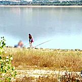 Močvirje me dela poželjivega, zato Briseida Myers sleče za nudizem in hitri seks