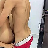 cítim sa tak horúco šúchajúc svoju busty nevlastnú sestru do jej tesnej pičky