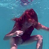 Uh, rdečelaska B Nikita Vodorezova se sleče gola res hitro pod vodo na plaži ali bazenu... kot super hitro veš?