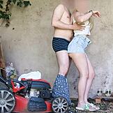 Jag bedrog min man med trädgårdsmästaren i garaget, han böjde mig över doggystyle för grov creampie medan han fixade gräsklipparen.