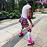 הסיסי בחצאית מיני ותחתונים גולשת בפארק לפני שהיא נתקלת באתגר עבה