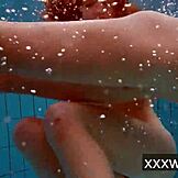 Милана и Катрин снимают бикини под водой во время плавания