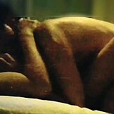 Σέξι σύζυγος σε κόκκινο λινγκερί δελεάζει για κρυφό σεξ με cowgirl ιππασία και χειρομασία κοντινό πλάνο