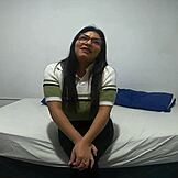 Vacker ung 18+ tjej kommer över för att knulla med honom