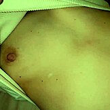 Η μικρή 18+ κουράστηκε να γαμάει οπότε τον άφησε να χύσει στην σφιχτή πούτσα της