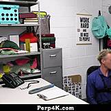 Aria Valencia ujeta pri kraji in daje policistu deepthroat blowjob preden močno jezdila na njegovem kurcu