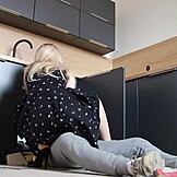 Čutila sem krivdo, a vzburjenje, ko sem varala moža s poročenim vodovodarjem v kuhinji, njegov velik kurac je tolkel mojo tesno mokro pičko do sperme na rit