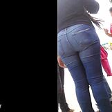 Latina Genç Kız Büyük Gerçek Kıç Dar Kotla Meksika Sokakta Yürüyor