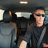 Človek, ta gagajoča rdečelaska deklica dobi trdo jebanje v grobi bondage akciji z dušenjem in deepthroat dominacijo