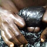 Brinquedo quente fode molhado com orgasmo squirting e inserção de dildo gigante em jogo fetiche solo