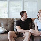 Hei, se høy jente Lena Anderson ri den store kukken i reverse cowgirl etter blowjob og fitteleking i hardcore action