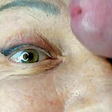 熟女が激しいオーガズムで目にかかる極近中出し、ベッドルームで潮吹きしながら激しく喘ぐ