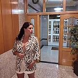 ステップママのエレベータアドベンチャー、ビッグティッツフラッシングとパブリックフェラ中出し付き