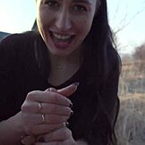 Black Lynn chupa pau no carro ao pôr do sol, engole gozada na boca e punheta POV da namorada