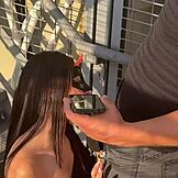 Manžel cuckoldí ženu s mladou dívkou v práci.