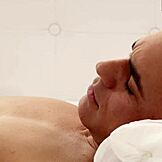 صديقتي بمؤخرة كبيرة، عايز تبدأ اليوم بنيك حسي زي كده؟