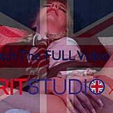 สาวบลอนด์อายุ 18 ปีนักศึกษามหาวิทยาลัยจะแหย่หีในชุดและกางเกงในหรือเปล่า?