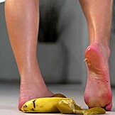 e aí garota pequena 18+, por que esmaga frutas com esses saltos altos pra fetiche de pés quente?